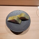 匠 進吾 - 酢〆の鯵、ガリやネギ、ゴマを挟んだ定番