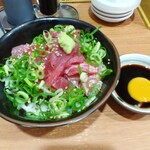 海鮮丼の駅前 - 限定のマグロすき身丼、見栄えもいい