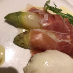 マッシュルーム - 香川県産アスパラダケのポシェ 山形紅花卵のポーチドエッグと北海道シャルキュトリ赤石の生ハム添え 愛媛産レモンドレッシング