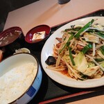 鳳夢蘭 - 鉄板のニラレバ定食に、