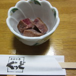 米沢牛亭 ぐっど - お通しで出てきたお肉。もうこれでヤバいっ！！