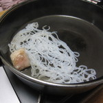 米沢牛亭 ぐっど - すき焼きは最初に牛脂で糸こんを炒めます