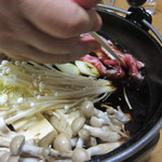 米沢牛亭 ぐっど - この少しの割り下でお肉を泳がせます