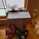 御菓子司 福来雀 あずき宿 - 狐面も珍しいくらい沢山あります。