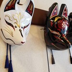 御菓子司 福来雀 あずき宿 - 怖い感じもしますが、綺麗な塗りもののお面