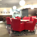 リジーグ - 赤い椅子と丸いペンダント照明が印象的な店内