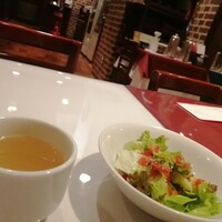 ニコラス 新橋店 - 最初にサラダとスープがきます。