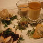 レンゲ - 24年10月　タパス盛り合わせ6種　上海蟹のビスク、上海蟹の茶碗蒸し、蛤のフリット、燻製した牡蠣のムース、四川風よだれ鶏、鶉の手羽先唐揚げ