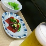 Yushima Onnazaka Kinoshita - ビールとお通し…赤身の鯨と白魚
                        