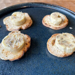中目黒 牡蠣入レ時 - レーズンバターの牡蠣版　干し牡蠣バターは、鰹の粉を練り込んだ自家製パンと共に。