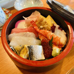 菊寿司 - お昼のランチメニュー　ちらし丼＋一品料理＋味噌汁で脅威の１１００円