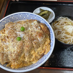Takedaya Soba - 2021年7月。カツ丼850円。ボリューミーなミニそばと胡瓜の古漬け付き。