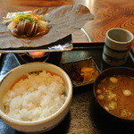 魚仲 - 無理を言って設えてもらった朴葉味噌焼き定食。￥６３０+￥３２０