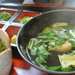 魚仲 - 肝吸いには三つ葉、湯葉が入ってる