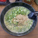 長浜ラーメン力 - ゴマ振っていただきます。