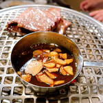 焼肉ホルモン 風土. - カーリックタレにチーズイン