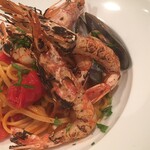 アズーリ - 赤海老と夏野菜のトマトソース リングイネ
