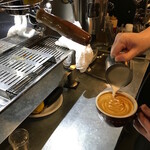 マキネスティコーヒー - バリスタが最高のラテを抽出中