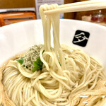 中華そば 高野 - 更にコシが強く旨みを増したゴリゴリの低加水ストレート麺は最高です！