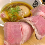 中華そば 髙野 - 特製は豚チャーシューが丼にぶら下がってます(^^)