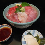 お食事処 魚がしおき - ランチのまぐろとぶり丼¥500