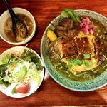 大衆中遊華食堂 八戒 - 7月 今月のカリィ 鰻とふあふあ卵の酸麻辣カリィ 魯肉トッピング 全貌