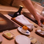 鮨　恵三 - 机上