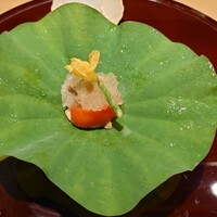 おみ乃 神谷町 - 伊達鶏のモモ肉、フルーツトマト、芋茎のトマトゼリー掛け