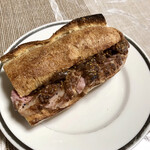 パンやきどころ RIKI - マグレ鴨胸肉のローストと無花果ジャムのカスクート ¥450