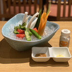 しずバル - ・夏野菜の色々スティック 680円/税抜
            (きゅうり、トマト、いんげん、人参、大根、ゴーヤー)