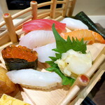Hakodate Marukatsu Suisan - イカが2貫あるように見えるが、片方はミル貝。この貝がコリコリして美味でした！