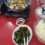 中華料理 吉星 - セルフコーナー。狭いので１人ずつでしか利用は難しい