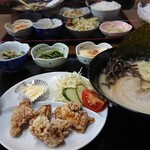 らーめん まる源 高倉軒 - 昭和定食。手前がＣセット(唐揚げ)、奥はBセットのホルモン