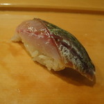 小判寿司 - 鰺を今度は酢でしめたもの