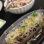 Gochisoudainingumanten - カツオ、サラダなど、沢山の料理が並ぶ