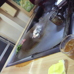 ホルモン料理専門處 利根屋 - 最初はおまかせで♪（調理開始の図）