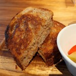 アミューズとしても人気のリエットのホットサンドは、たっぷりのバターで焼かれた香ばしいカンパーニュがサクッ、カリッ＆ジュワーのたまらない食感