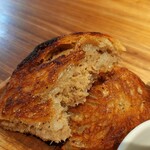 柔らかく炊いたトロトロなめらかな豚肉のリエットは、美味しい脂がパンの内側にしみ込んでヤミツキになる美味しさ