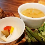 キュッと鮮やかな酸味のピクルスは濃厚なリエットサンドと相性抜群、温かいじゃが芋のポタージュも深みある味でビストロならではの完成度