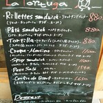 ラ・トォルトゥーガ - 店頭のメニューにはカフェ営業らしく、ビストロらしいお料理を使ったサンドや伝統的なフランスのデザートがズラリ