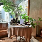 ラ・トォルトゥーガ - シンプルながら洗練された雰囲気の店内には、あちこちにグリーンが配されナチュラルで開放的な空間