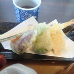 桂木庵 - 天ぷら　5種類だけど、ささかま（一番右端の）は珍しいかな〜