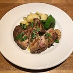 スガハラ - 宮城県産 黒豚 肩ロースのグリル + じゃがいもとズッキーニと玉葱の蒸し煮 + ピーマンと色付く前のパプリカ