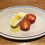 スガハラ - ブッラータチーズのカプレーゼ