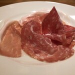 スガハラ - パルマ 生ハム + ソップレッササラミ + トスカーナ サラミ（アップ）