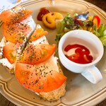 デリコデリミ - フレッシュトマトのクリームチーズオープンサンド¥400