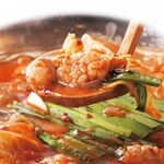 [Spicy Chige Motsu-nabe (Offal hotpot)] 1,628 yen per person (tax included)