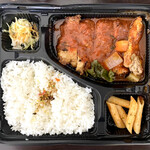 キッチン ハセガワ - ホットチリチキン弁当(サラダ付き)1180円