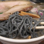 麺場 ハマトラ - 竹炭入りの黒い麺