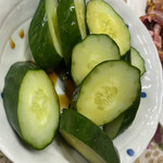 焼肉 こるい - きゅうり漬　250円
超浅漬けに醤油がかけてあります。
ぶっとい切り方で鈴虫になった気分でした笑
